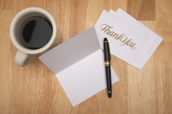 Κενό ευχαριστήριο σημείωμα και καφέ — 图库照片