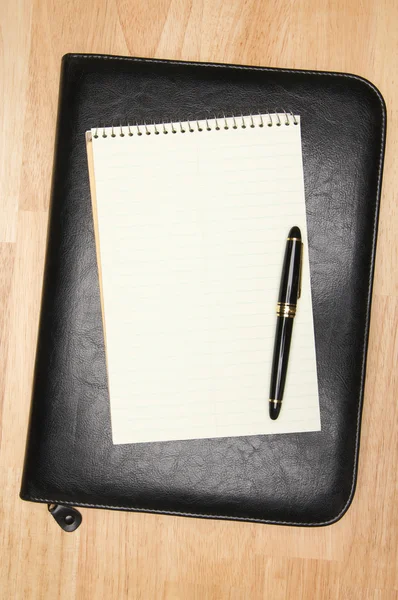 Leeg stootkussen van papier, pen en binder — Stockfoto