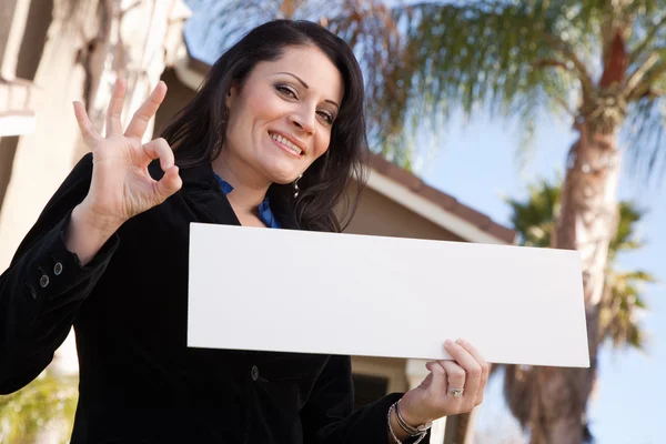 Mujer hispana feliz sostiene signo en blanco —  Fotos de Stock