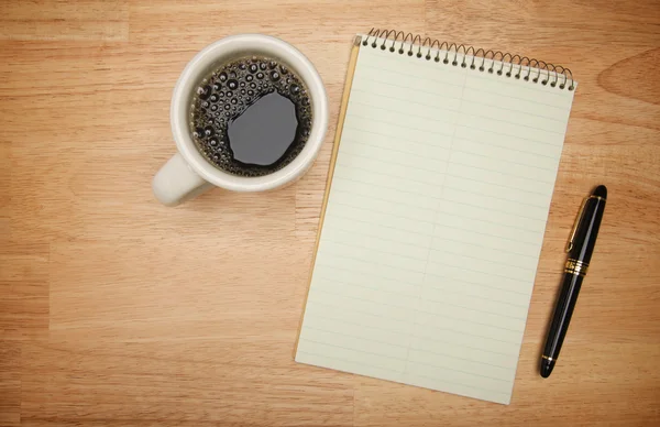 Tasse Kaffee, Block und Stift auf Holz — Stockfoto