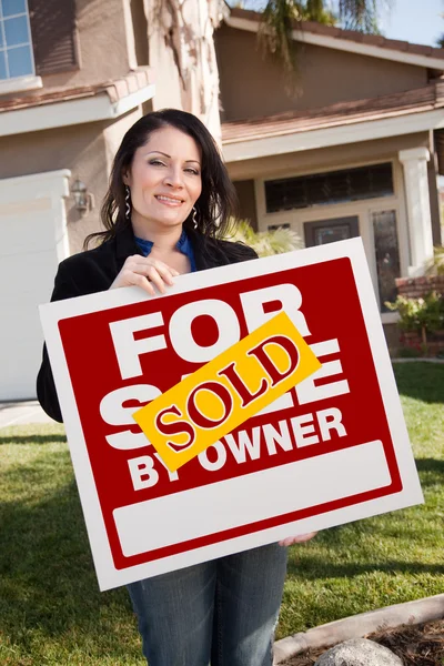 Σπίτι και γυναίκα που κρατά πωλούνται σημάδι — Φωτογραφία Αρχείου