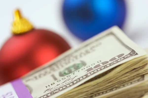 Beyaz üzerine para ve Noel süs — Stok fotoğraf