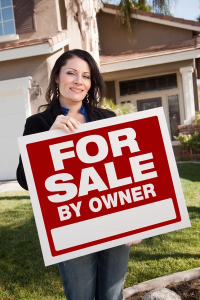 Ev ve satışı işareti için tutan kadın — Stok fotoğraf