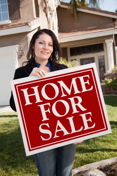 İspanyol kadın, ev satışı işareti için tutar — Stok fotoğraf