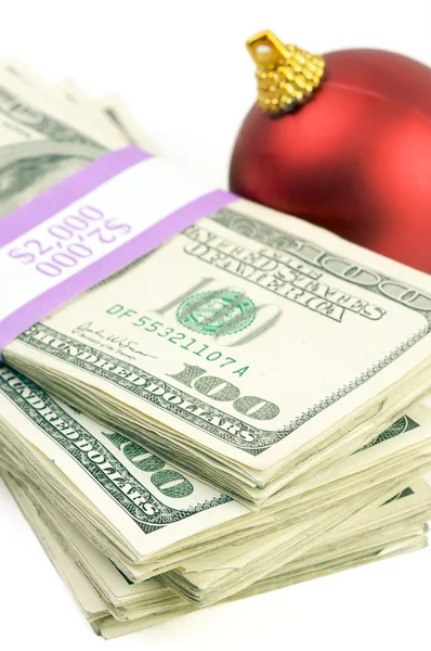 Dinheiro e ornamento de Natal em Branco — Fotografia de Stock