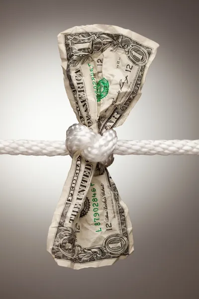 Dólar americano enrugado amarrado na corda — Fotografia de Stock