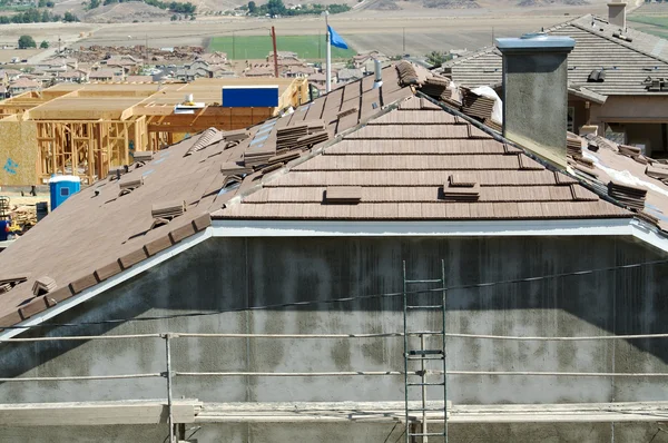 Nová střecha domů stavební místo — Stock fotografie