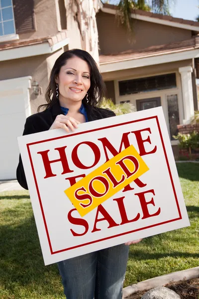Haus und Frau mit verkauftem Hausschild — Stockfoto
