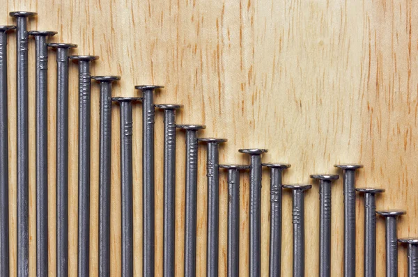 Gráfico declinante de unhas em madeira — Fotografia de Stock