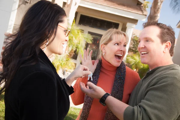 Real Estate Agent Handing keys to Couple — Stock Photo, Image