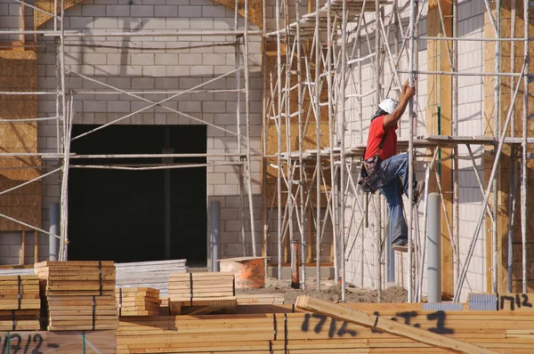 Carpenter Climbing Down Scaffolding — Stock Photo, Image