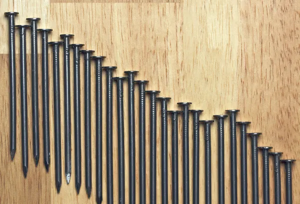 Φθίνουσα γράφημα των νυχιών σε ένα ξύλο — Φωτογραφία Αρχείου