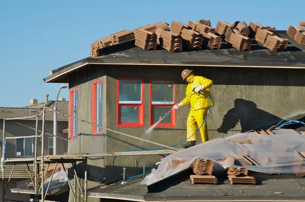 Obrero de la construcción de presión lava la casa — Foto de Stock