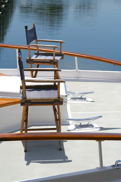 Riassunto delle sedie a sdraio e barche — Foto Stock