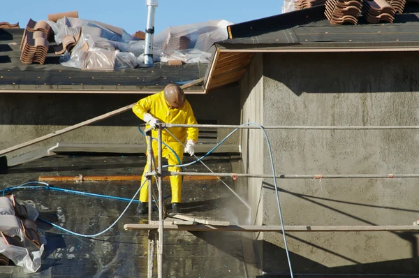 Ev inşaat işçisi basınç yıkar — Stok fotoğraf