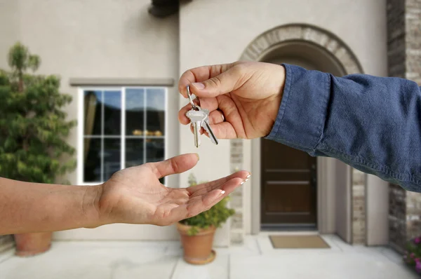 Entregando as chaves da casa e casa — Fotografia de Stock