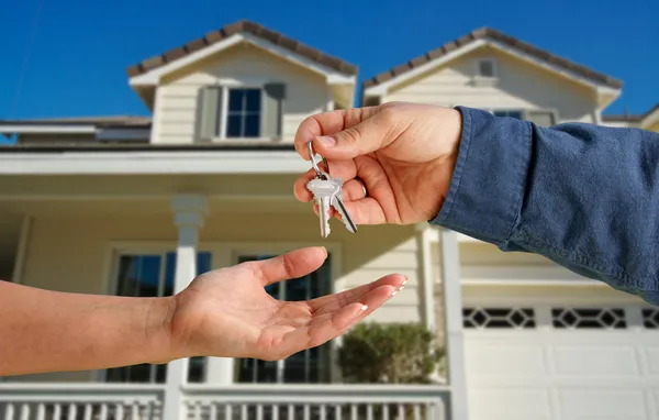 Handing Over the House Keys to Home — Stock Photo, Image