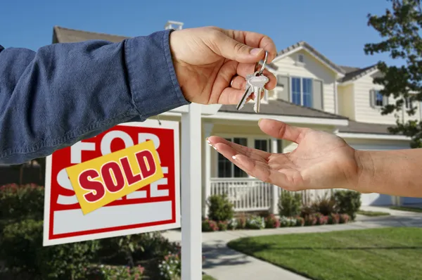 Het overhandigen van de sleutels van huis tot huis — Stockfoto