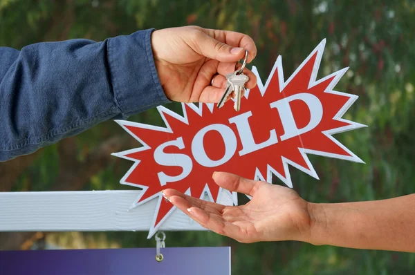 Předání klíčů a prodaných nemovitostí znamení — Stock fotografie