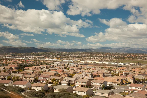 Verhoogde weergave van nieuwe hedendaagse suburbane wijk — Stockfoto