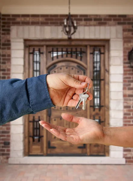 Het overhandigen van de sleutels en de voordeur — Stockfoto