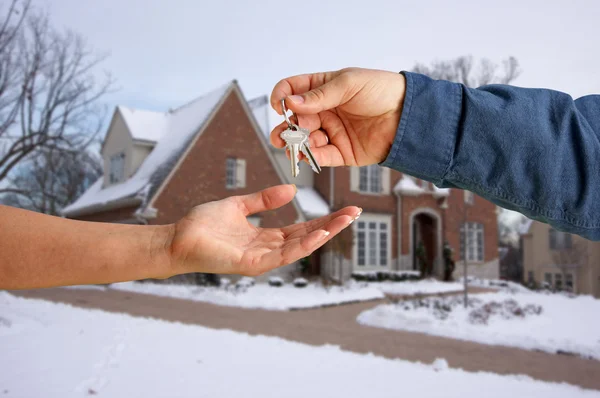 Agent överlämna nycklarna till nya hem — Stockfoto