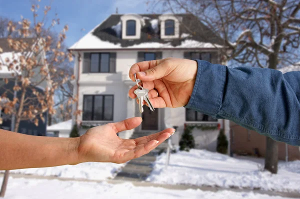 Agent Handing Keys Over to New Home — Stock Photo, Image
