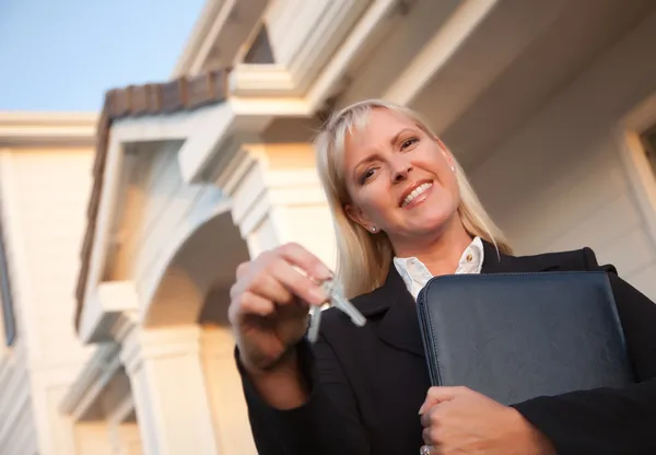 Agente inmobiliario femenino sosteniendo llaves —  Fotos de Stock