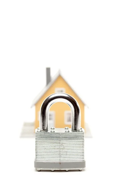 Fechadura e casa isolados em um branco — Fotografia de Stock