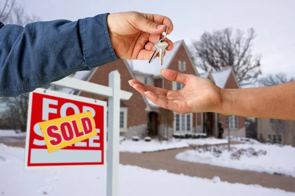 Handing Over the House Keys and Home — Stock Photo, Image