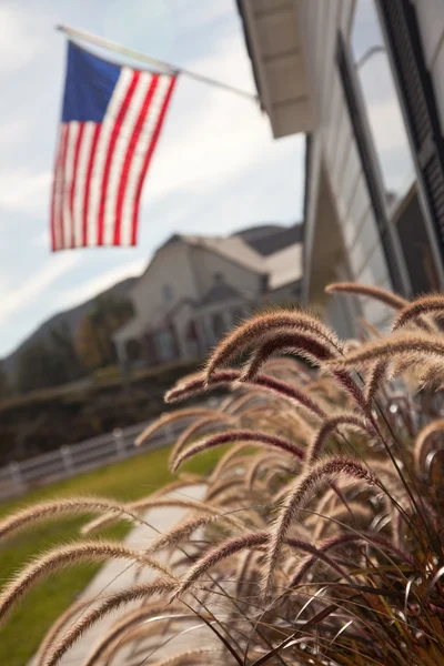 Abstraktní moderní domácí dvorek s americkou vlajkou. — Stock fotografie