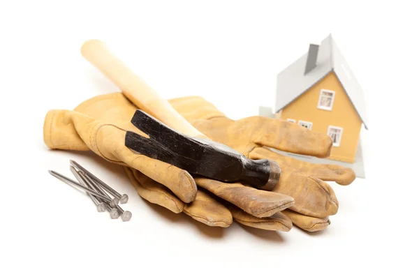 Hammer, Handschuhe, Nägel und Haus isoliert — Stockfoto