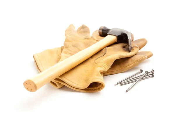 Hammer, Handschuhe und Nägel isoliert — Stockfoto