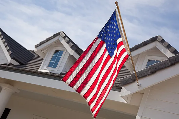 Αφηρημένη σπίτι πρόσοψη και την αμερικανική σημαία — Φωτογραφία Αρχείου