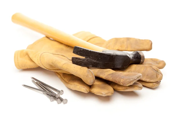 Hammare, handskar och naglar isolerade — Stockfoto