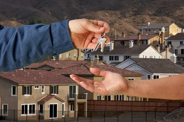 Het overhandigen van de sleutels en huizen — Stockfoto