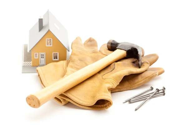 Hammer, Handschuhe, Nägel und Haus isoliert — Stockfoto