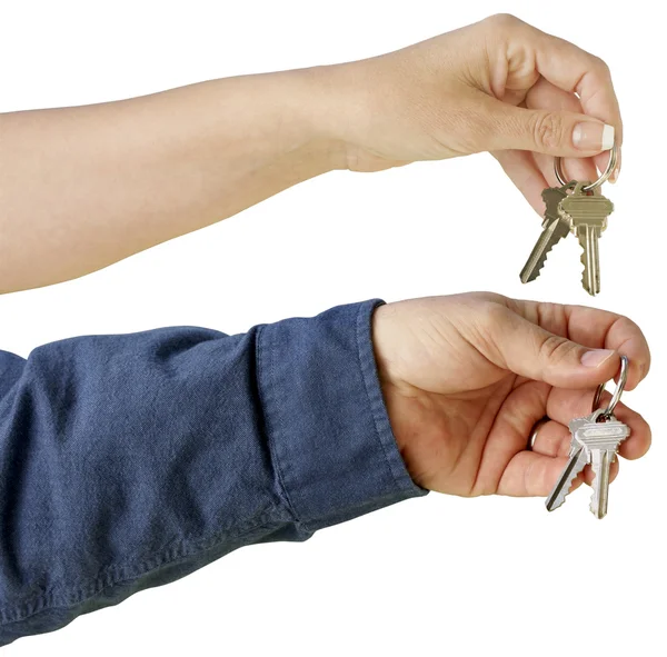 Man och kvinna överlämnar hus nycklar — Stockfoto