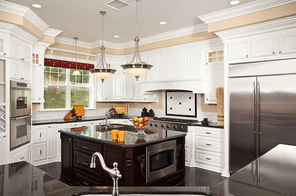 Schöne benutzerdefinierte Küche Innenraum — Stockfoto