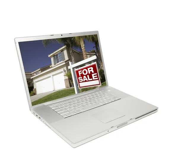 Domů na prodej znamení a dům na laptop — Stock fotografie