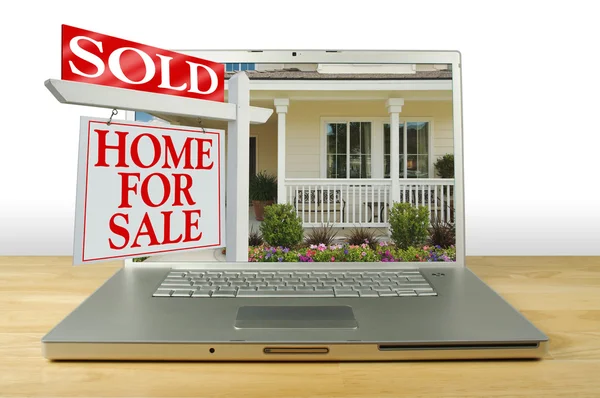 Sprzedane Dom na sprzedaż, podpisać na laptopie — Zdjęcie stockowe