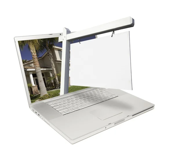 Segno immobiliare vuoto attraverso il computer portatile — Foto Stock