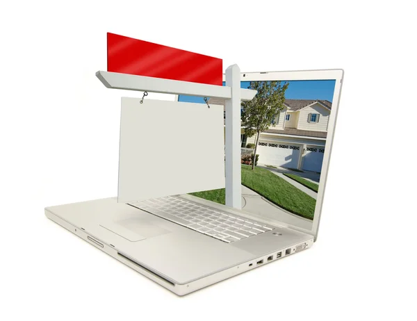 Blanko-Immobilienschild aus Laptop — Stockfoto