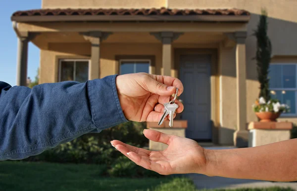 Het overhandigen van de sleutels en huis — Stockfoto