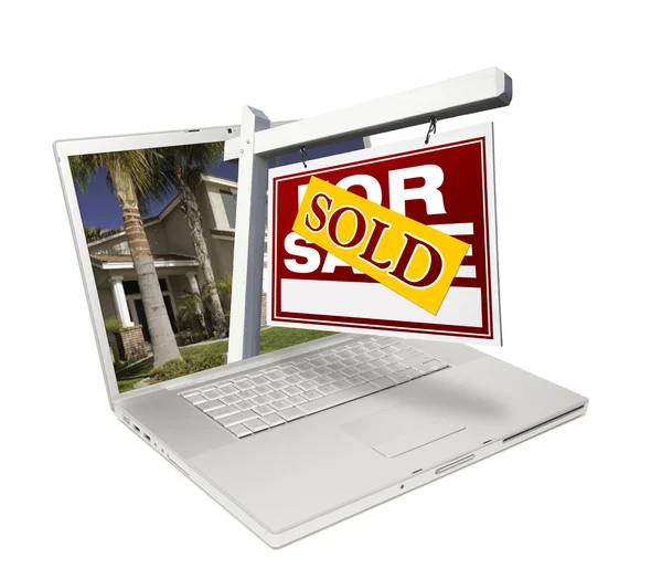 Venduta segno immobiliare sul computer portatile — Foto Stock