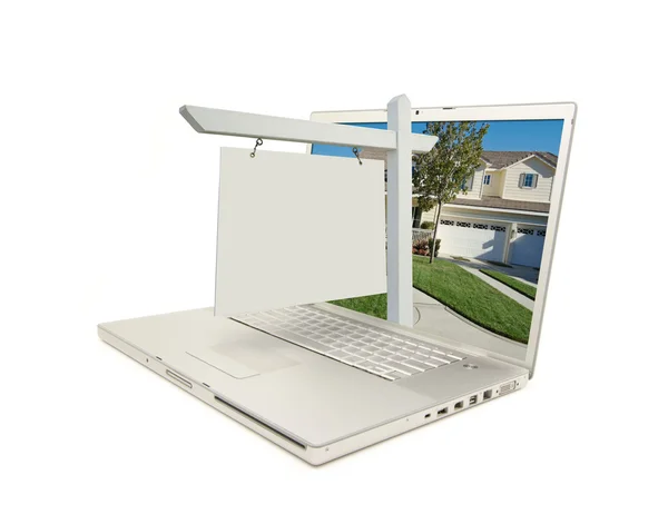 Blank Real Estate Entre em Laptop — Fotografia de Stock