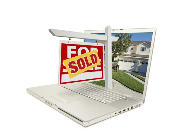 Laptop satışı işareti için satılan kırmızı — Stok fotoğraf