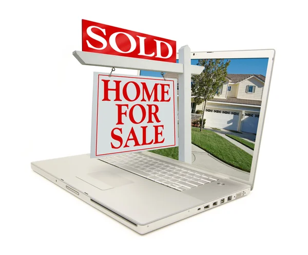 Πωλείται σπίτι για το σημάδι πώλησης στο lap-top — Φωτογραφία Αρχείου