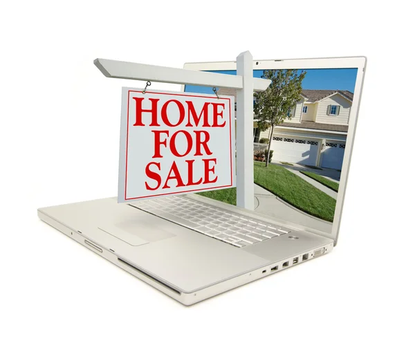 Domů na prodej znamení vycházející z notebooku — Stock fotografie