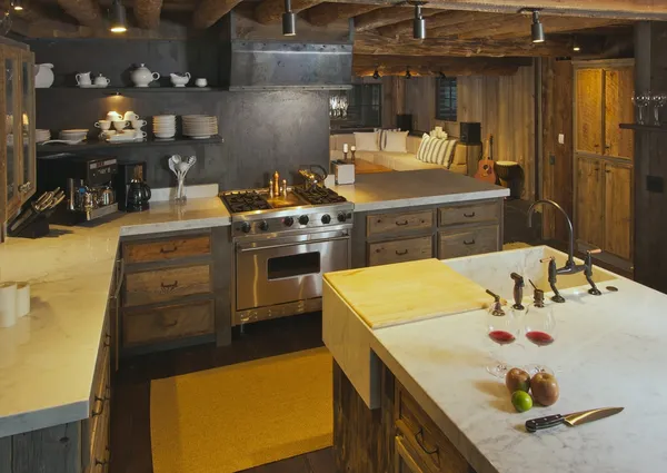 Luxus rusztikus felszerelt konyha gerendaház — Stock Fotó